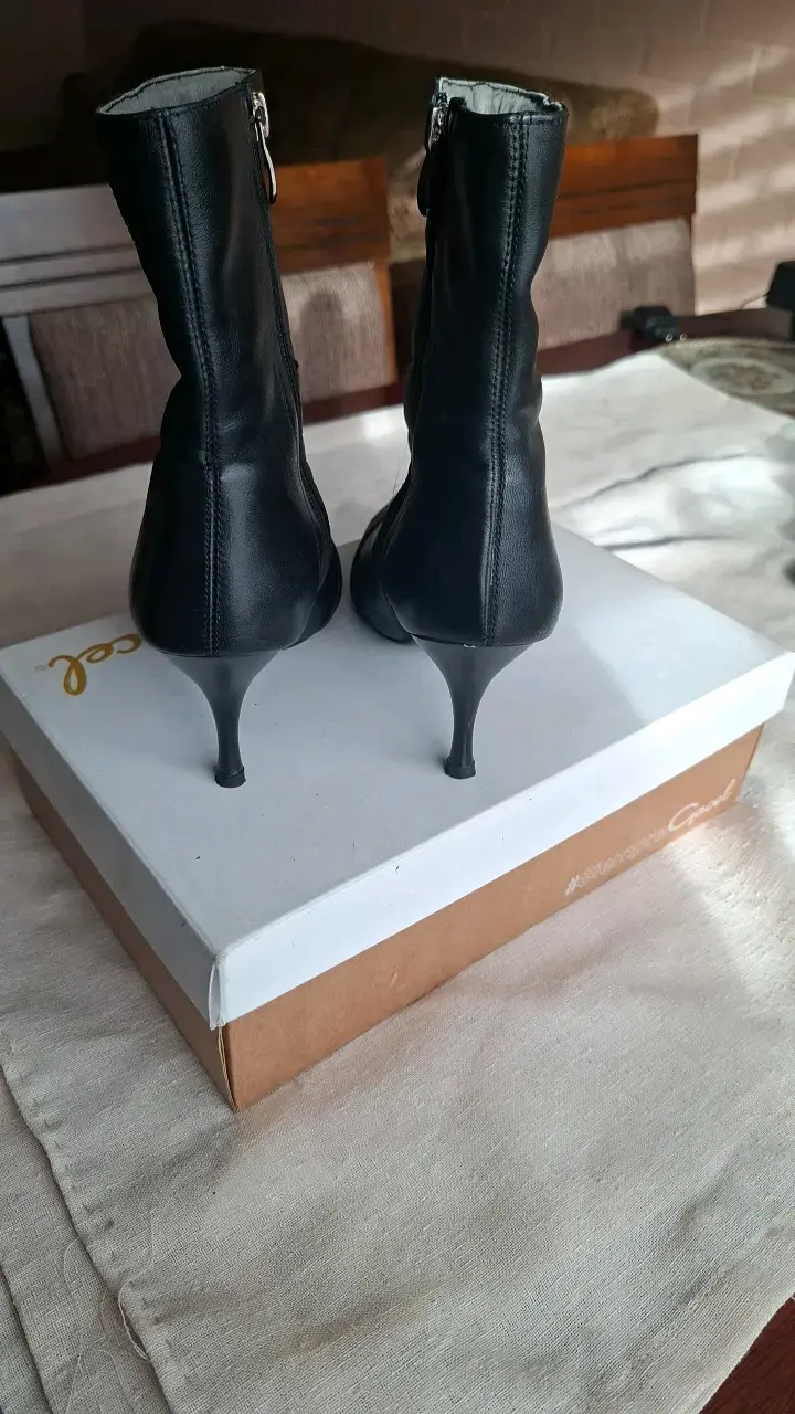 Botines de cuero negro con tacón alto - 3
