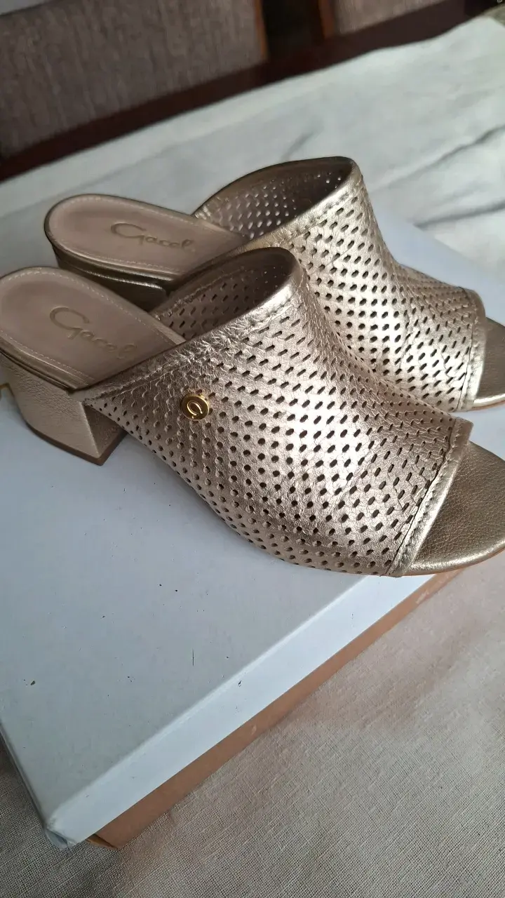 Sandalias doradas de tacón bajo para mujer - 1
