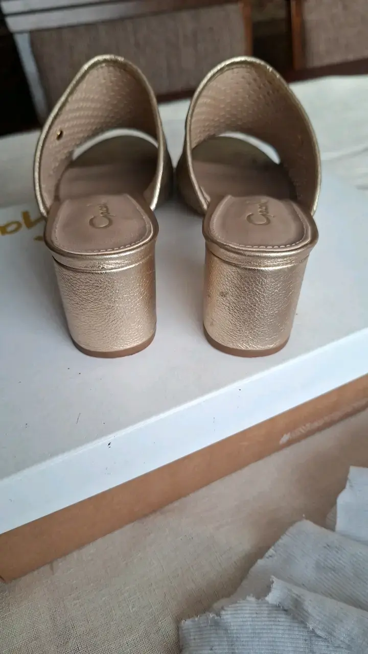 Sandalias doradas de tacón bajo para mujer - 2
