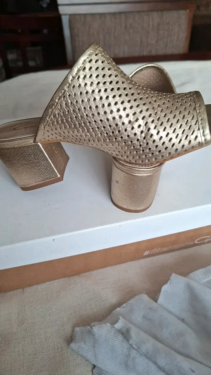 Sandalias doradas de tacón bajo para mujer - 3
