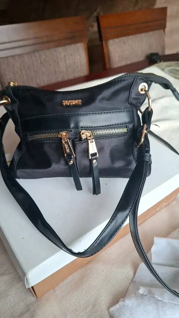 Cartera negra de mano con detalles dorados - 1