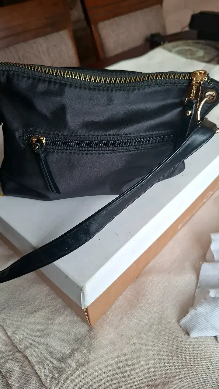Cartera negra de mano con detalles dorados - 2