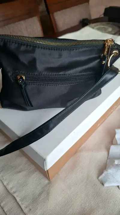 Cartera negra de mano con detalles dorados - miniatura 2