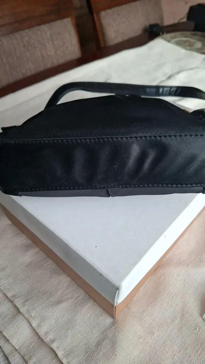 Cartera negra de mano con detalles dorados - 3