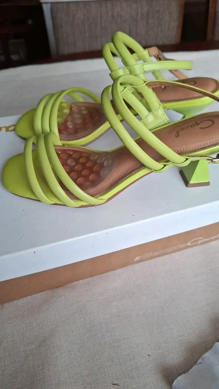Sandalias verdes de tacón medio para mujer - 1