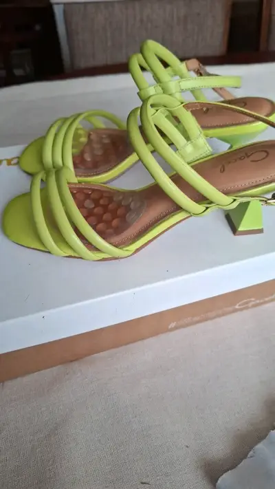 Sandalias verdes de tacón medio para mujer - miniatura 1