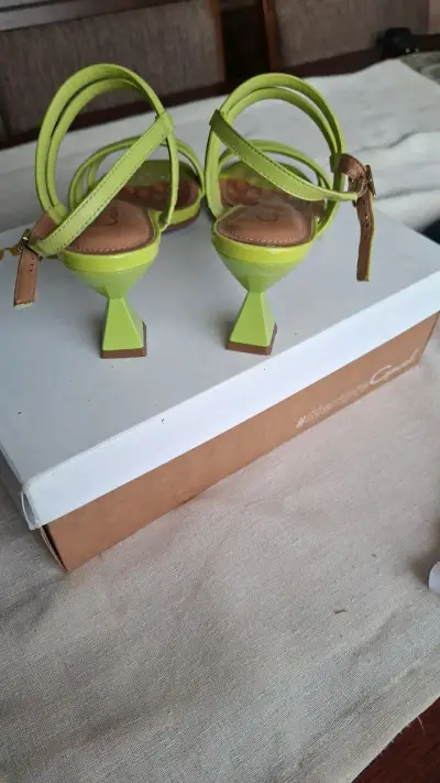 Sandalias verdes de tacón medio para mujer - miniatura 2