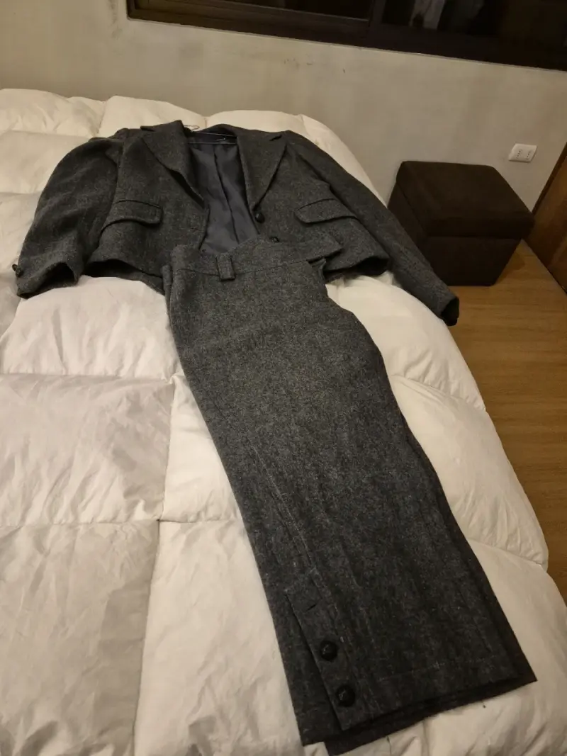 Traje de mujer gris elegante