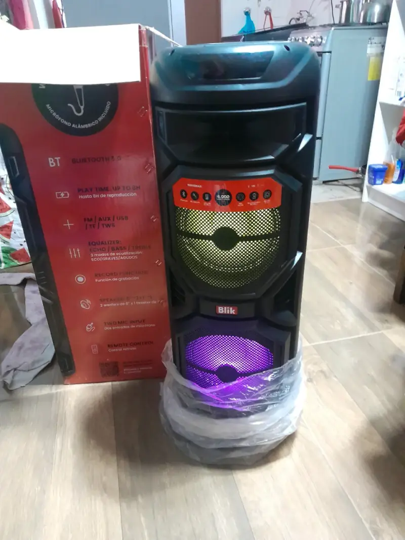 Parlante marca blik nuevo en su caja - 2