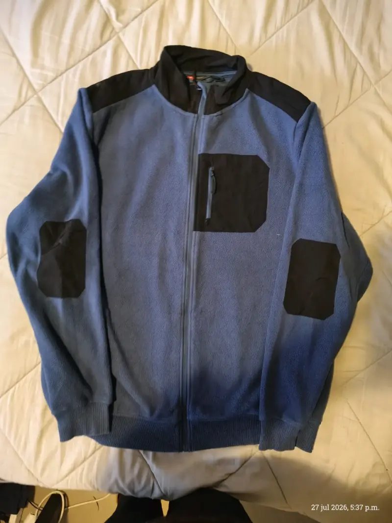 Chaqueta polar azul con detalles negros