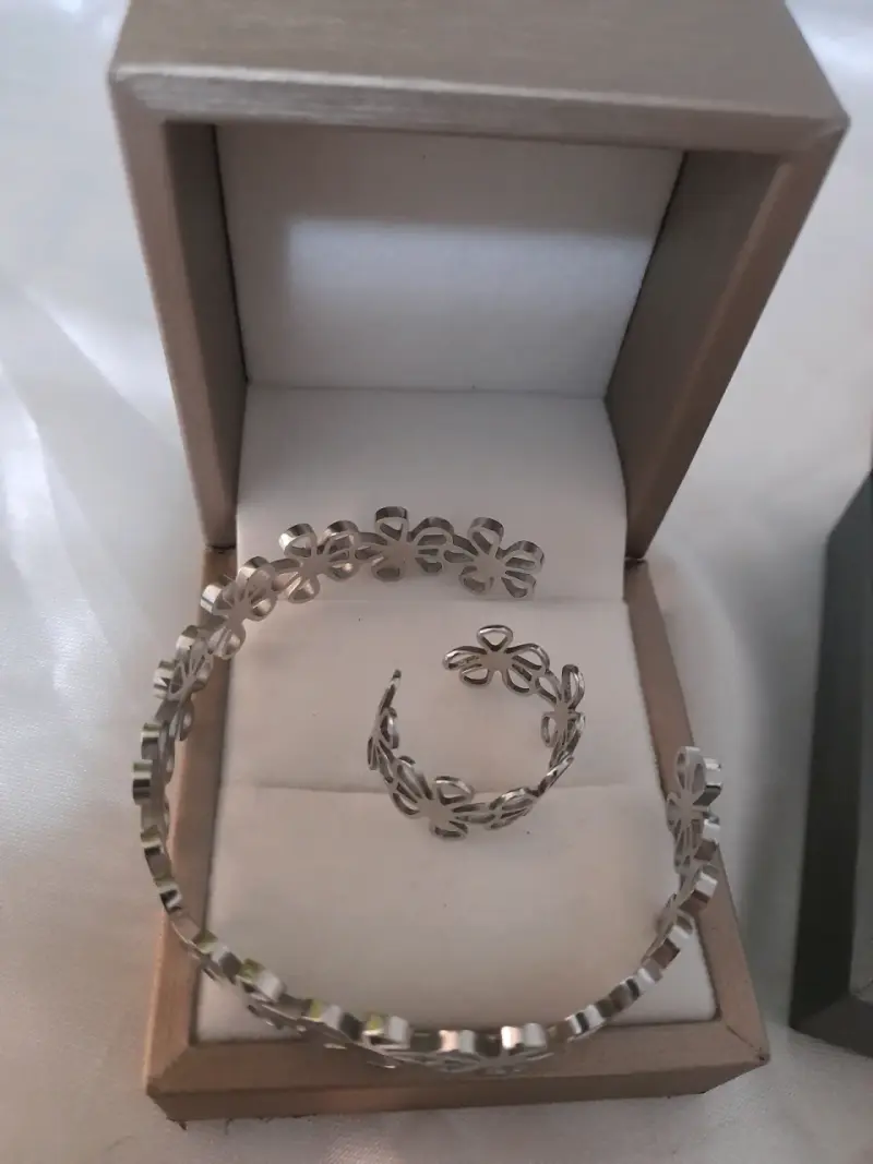 Set de pulsera y anillo de acero inoxidable con diseño floral - 2
