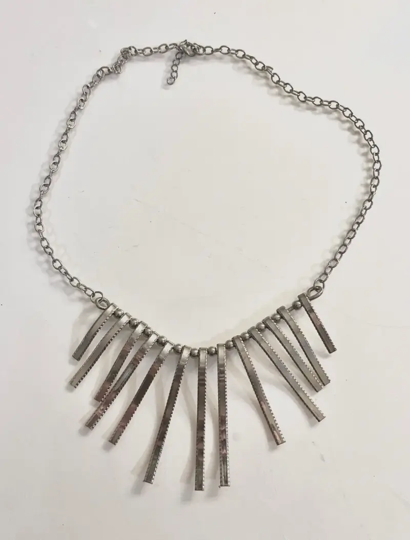 Collar de metal con diseño de flecos - 1