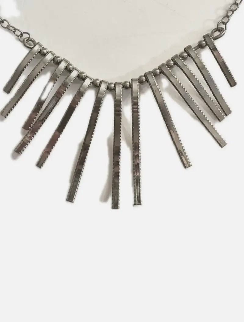 Collar de metal con diseño de flecos - 2