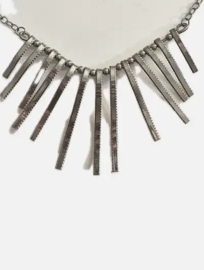 Collar de metal con diseño de flecos - miniatura 2