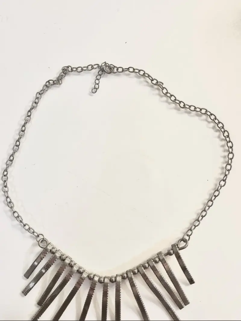 Collar de metal con diseño de flecos - 3