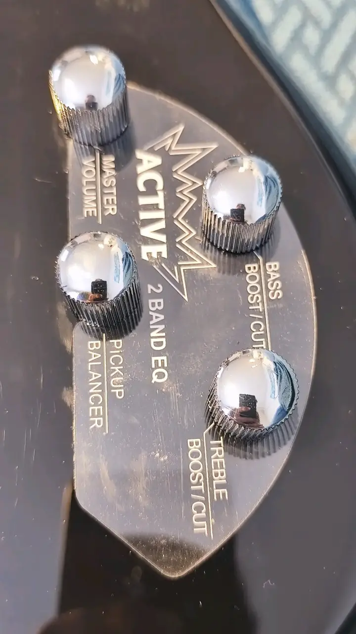 Bajo eléctrico Cort negro con ecualizador activo - 2