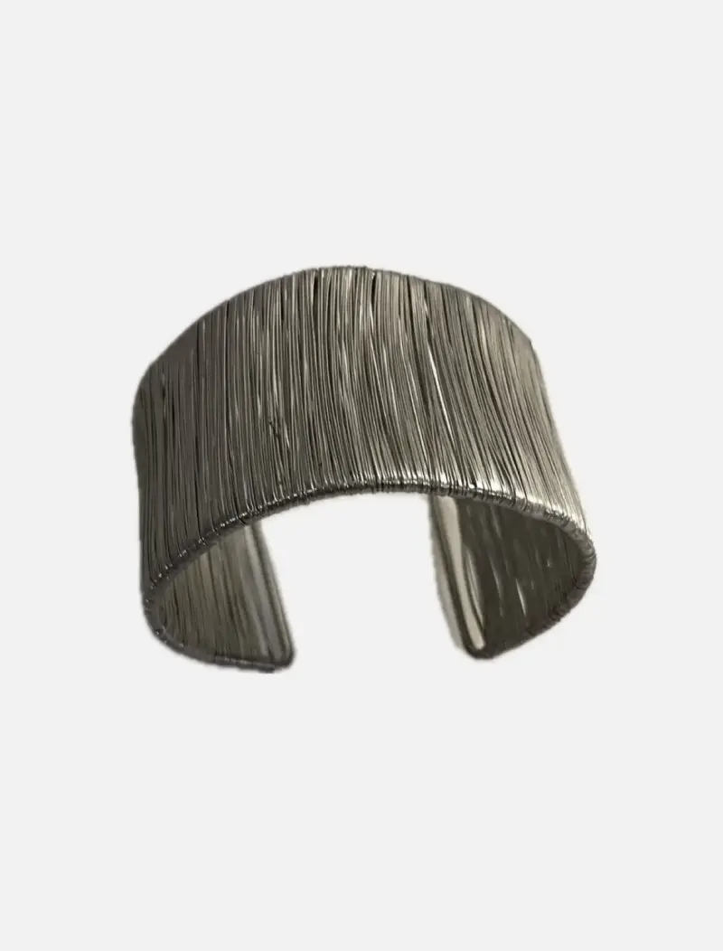 Brazalete ancho de metal plateado texturizado - 2
