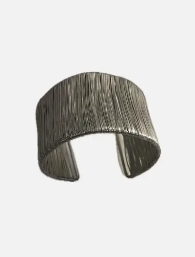 Brazalete ancho de metal plateado texturizado - miniatura 2