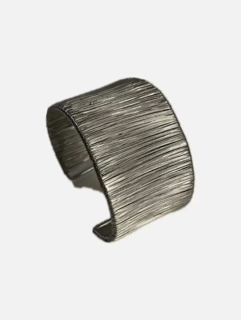 Brazalete ancho de metal plateado texturizado - 3