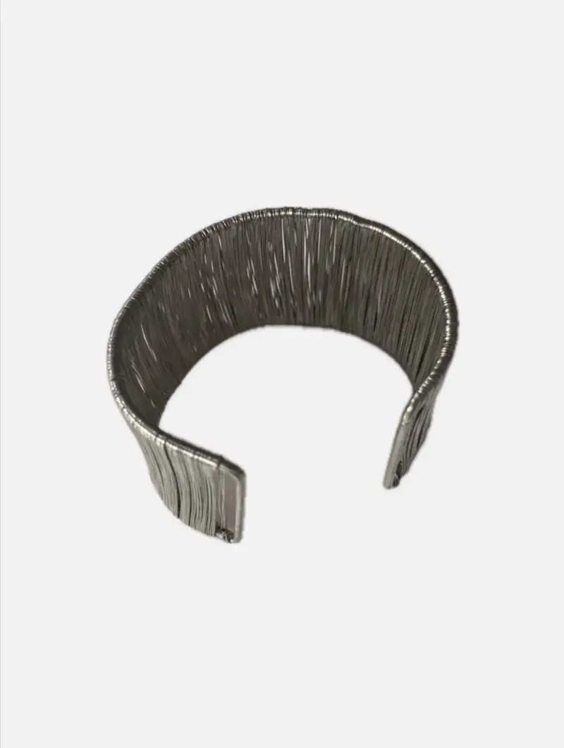 Brazalete ancho de metal plateado texturizado - 4