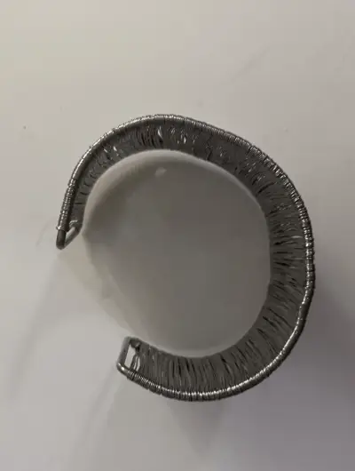 Brazalete ancho de metal plateado texturizado - miniatura 5