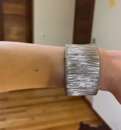 Brazalete ancho de metal plateado texturizado - miniatura 6