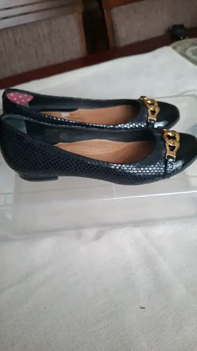Zapatos planos negros con detalle dorado - miniatura 1