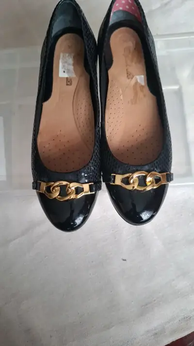 Zapatos planos negros con detalle dorado - miniatura 2