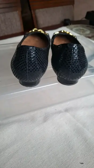 Zapatos planos negros con detalle dorado - miniatura 3