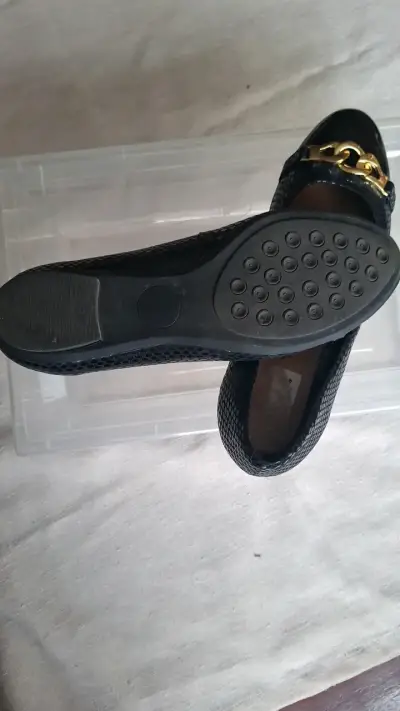 Zapatos planos negros con detalle dorado - miniatura 4