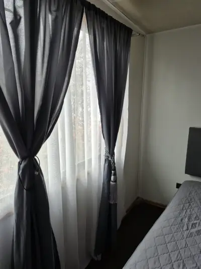 Cortinas opacas grises para dormitorio - miniatura 1