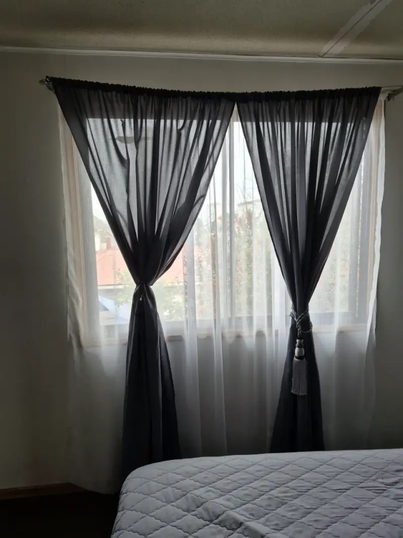 Cortinas opacas grises para dormitorio - 2