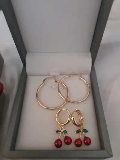 Set de Aros Dorados con Diseño de Cereza - miniatura 1