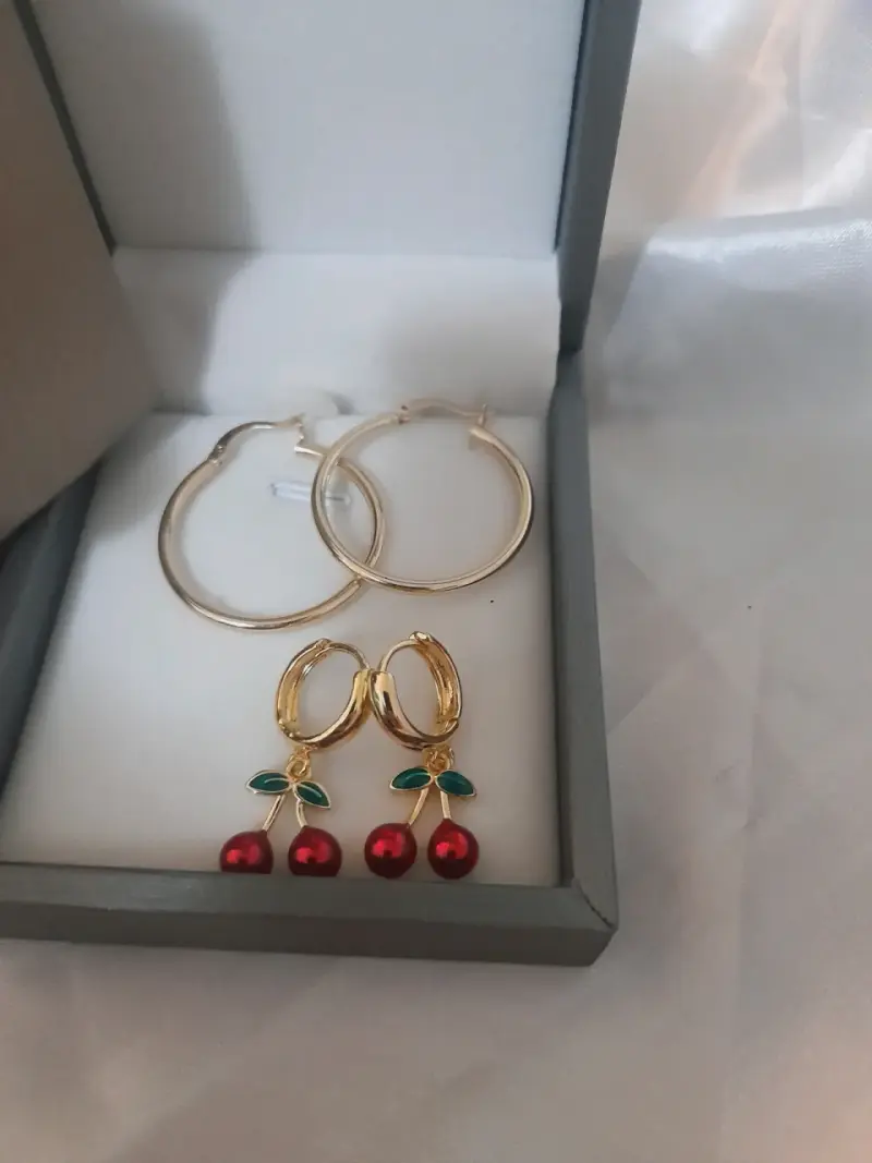 Set de Aros Dorados con Diseño de Cereza - 2