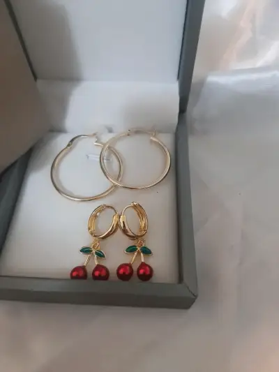Set de Aros Dorados con Diseño de Cereza - miniatura 2
