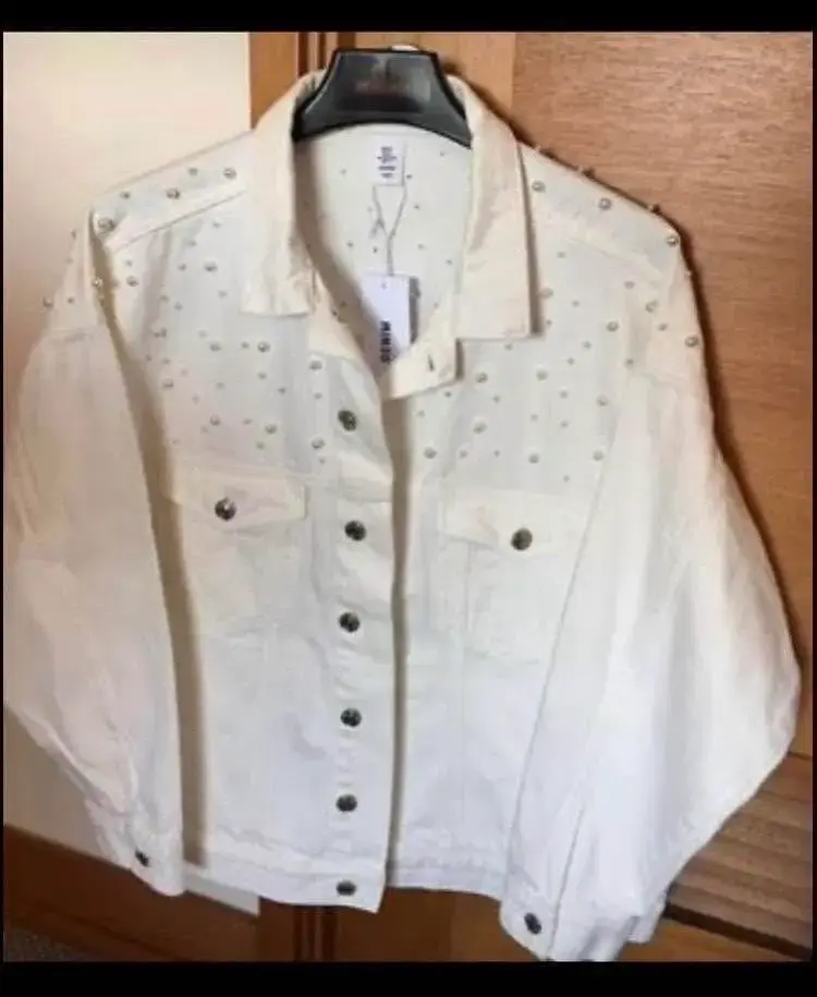 Chaqueta de mezclilla blanca con perlas - 1