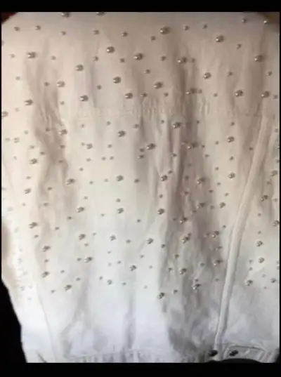 Chaqueta de mezclilla blanca con perlas - miniatura 4