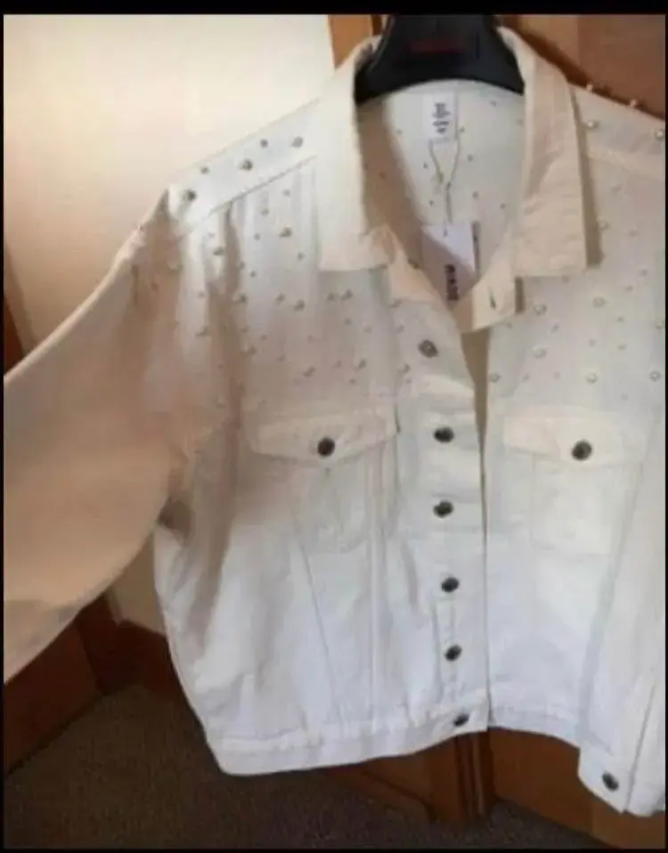 Chaqueta de mezclilla blanca con perlas - 5