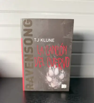 Libro 'La Canción del Cuervo' de TJ Klune - miniatura 1