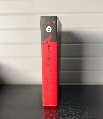 Libro 'La Canción del Cuervo' de TJ Klune - miniatura 2