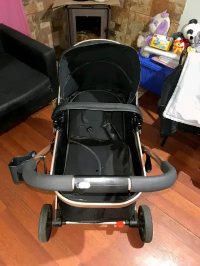 Coche de bebé negro con estructura dorada - miniatura 1