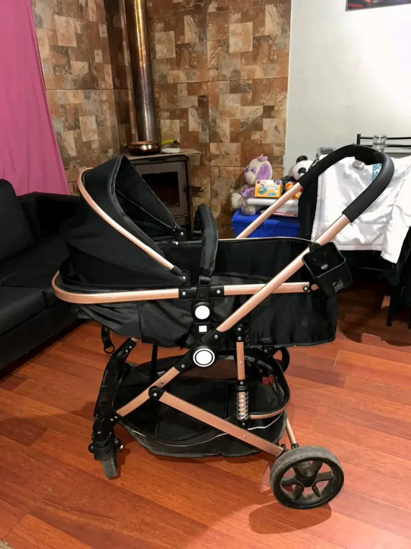 Coche de bebé negro con estructura dorada - 2