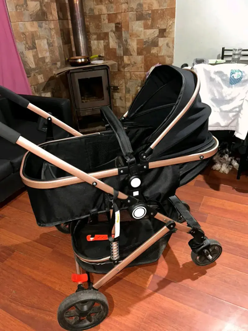 Coche de bebé negro con estructura dorada - 3