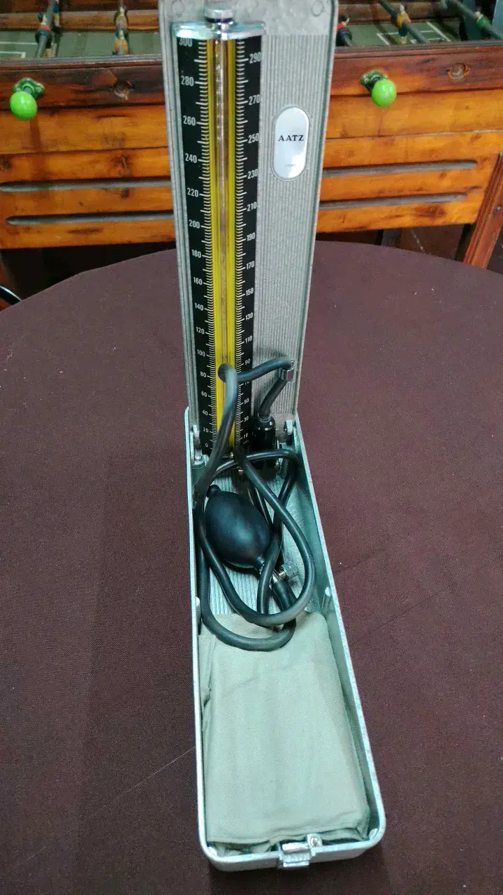 Esfigmomanómetro aneroide con estuche metálico - 2