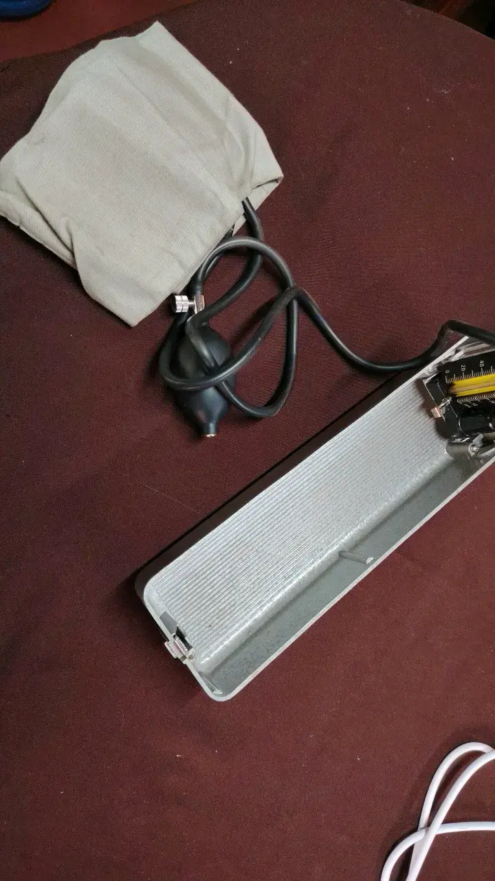 Esfigmomanómetro aneroide con estuche metálico - 3