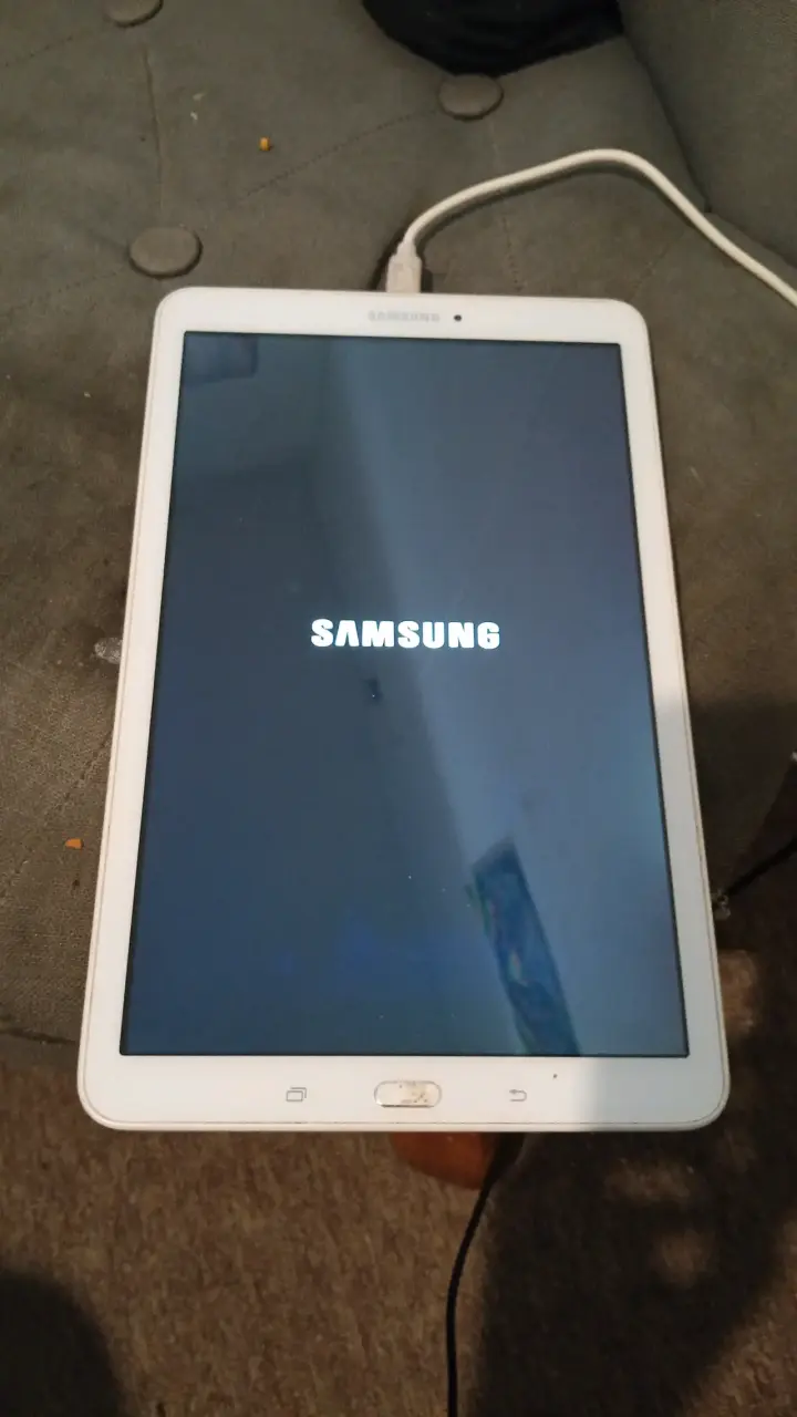 Tablet Samsung Galaxy Tab 3 blanca en buen estado - 1