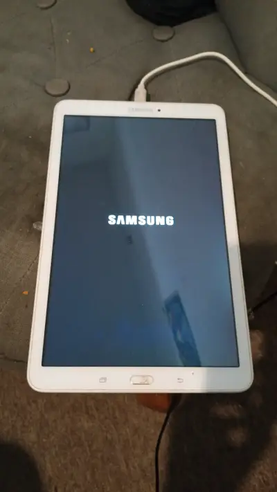Tablet Samsung Galaxy Tab 3 blanca en buen estado - miniatura 1