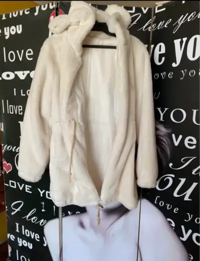 Abrigo de piel blanco con capucha orejas - miniatura 2