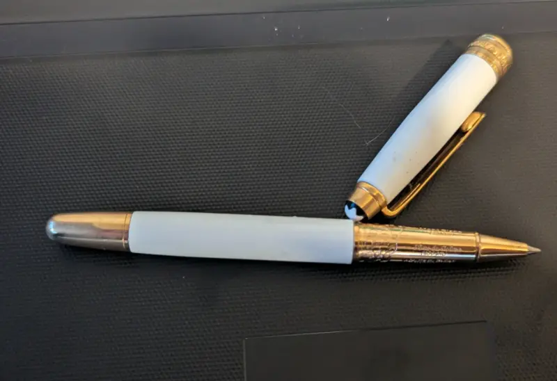 Bolígrafo Montblanc Meisterstück blanco y dorado - 2