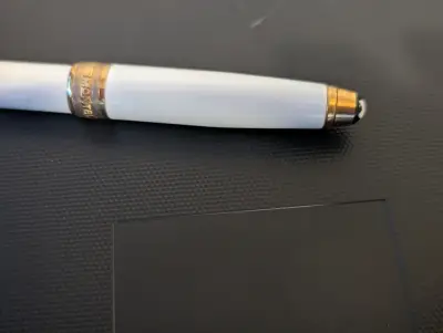 Bolígrafo Montblanc Meisterstück blanco y dorado - miniatura 3